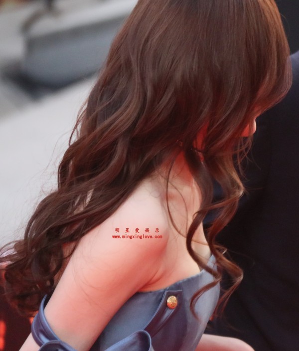 唐嫣参加电视剧品质盛典红毯及采访花絮照片，大尺度抹胸、露肩裙造型，高清4K分辨率原图无修生图下载（至尊）