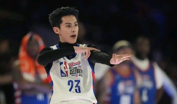 王鹤棣连续2年出战NBA名人赛！去年18分 库里批准做晚安手势