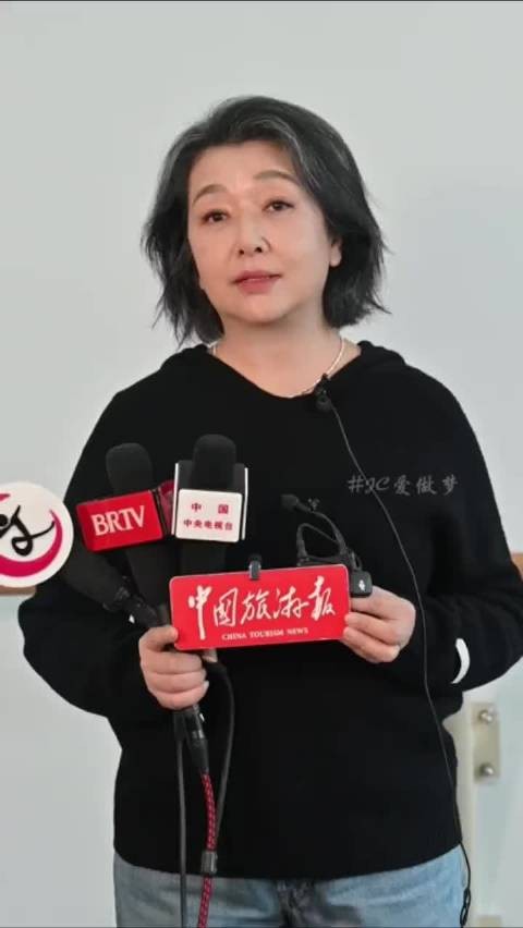 57岁江珊近照曝光，自然老去笑容自信