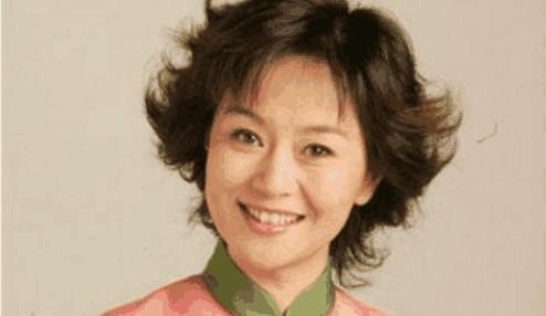 她是央视当红主持人，比朱迅、董卿还出名，而富二代儿子令人头疼