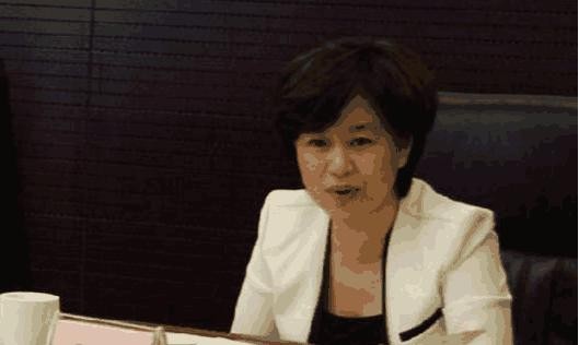 她是央视当红主持人，比朱迅、董卿还出名，而富二代儿子令人头疼