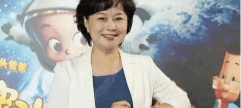 她是央视当红主持人，比朱迅、董卿还出名，而富二代儿子令人头疼