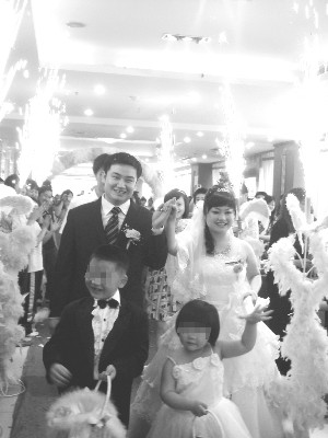 成都4岁“最牛花童”一年赶20场婚礼挣4000元