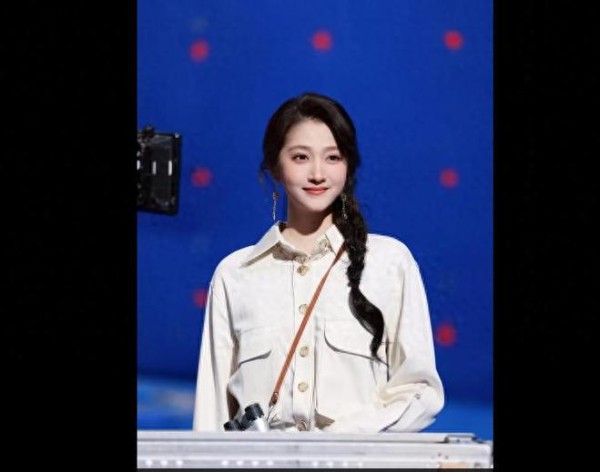 关晓彤扎麻花辫，温婉出镜，淑女范十足！