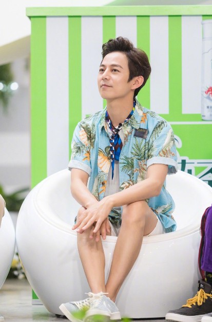 何炅过生日，娱乐圈众多明星纷纷送祝福，网友：综艺一哥有牌面！