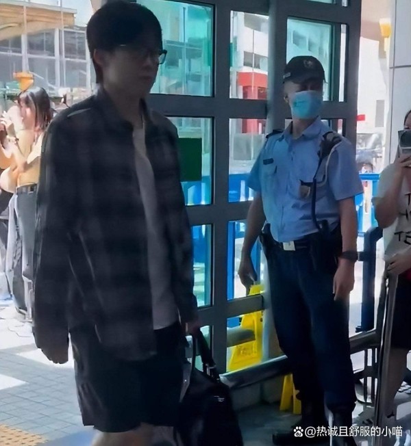 王楚钦遭遇女子贴身跟随，驱赶无效反被纠缠球星也难逃“疯狂粉丝”，网友原来不是明星才会被追