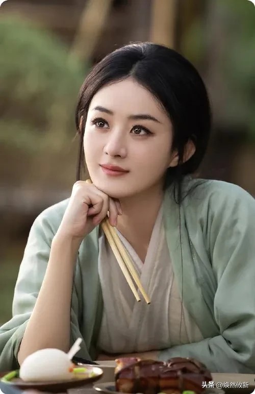 焕然攸新：娱乐圈中明星遭遇一些负面情况，原因往往比较复杂，很难明确指出具体是“谁”在整赵丽颖，以下是一些可能的情况：
 
竞争对手粉丝
 
赵丽颖今年拿了多个奖项，可能会引起其他艺人粉丝的嫉妒或不满。部分粉丝出于对自家偶像的维护和支持，可能会通过P图等方式来抹黑她，试图降低她的影响力，以减少对自家偶像的竞争压力。
 
网络黑子或喷子
 
网络上存在一些专门以攻击明星为乐的黑子或喷子，他们可能没有明...