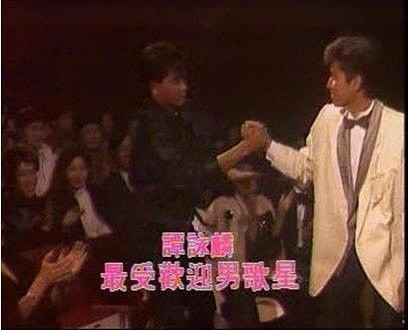 粉丝现实互殴上演全武行，颁奖晚会现场喝倒彩！明星尴尬万分！