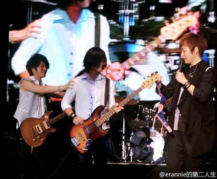 阿信把bra挂在玛莎贝斯上