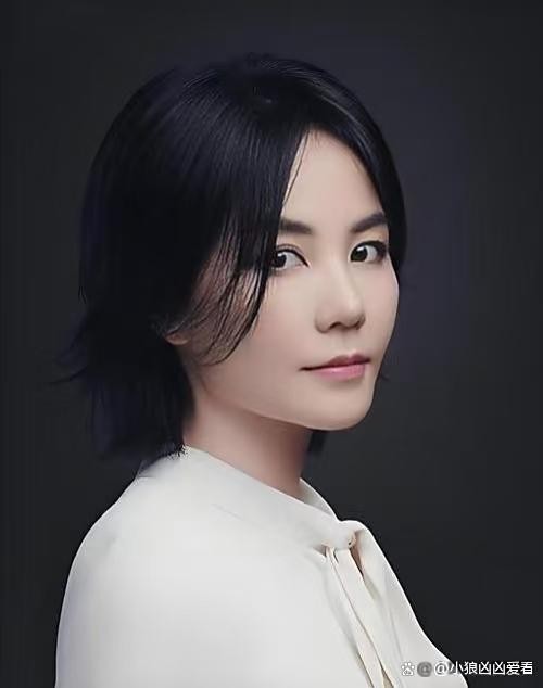 王菲跨界影视圈成就斐然，非科班出身却三提三金影后，《重庆森林》《2046》成影史经典