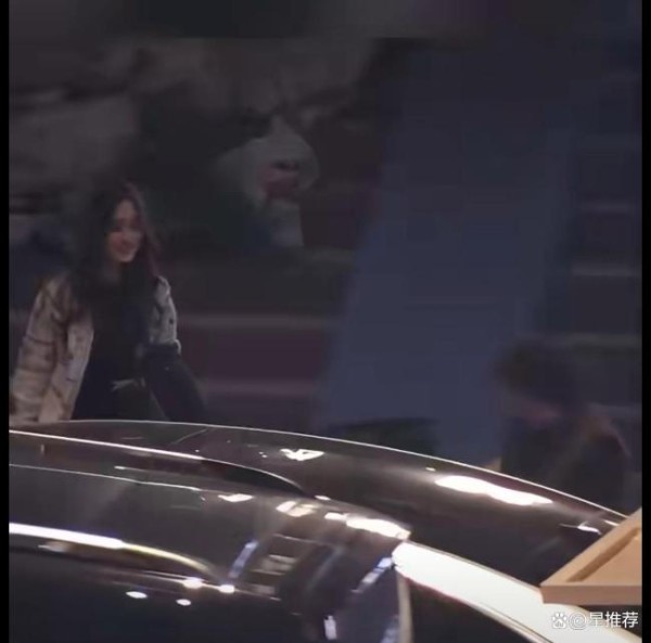 杨颖带小海绵和黄晓明妈妈聚餐 和谐互动暖人心