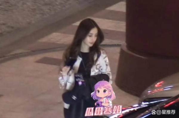 杨颖带小海绵和黄晓明妈妈聚餐 和谐互动暖人心