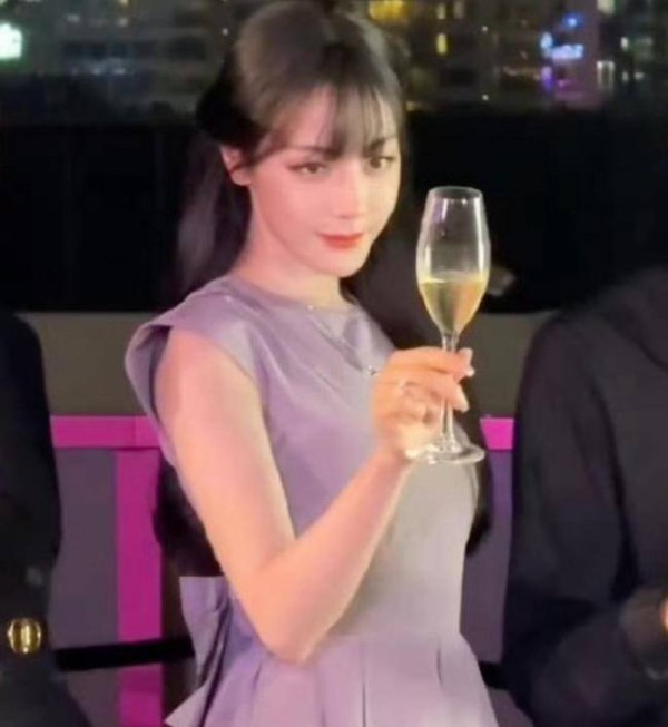 刘雨昕迪奥大合影C位 时尚活动明星站位解析