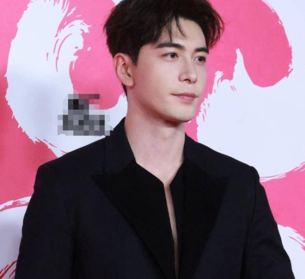 刘雨昕迪奥大合影C位 时尚活动明星站位解析