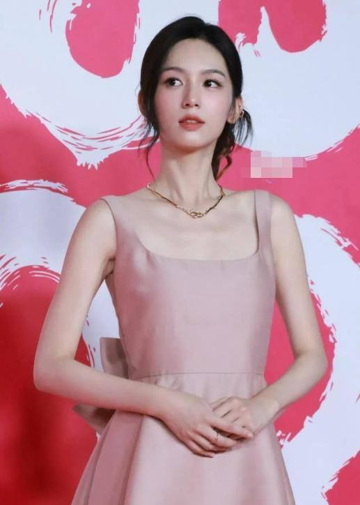 刘雨昕迪奥大合影C位 时尚活动明星站位解析