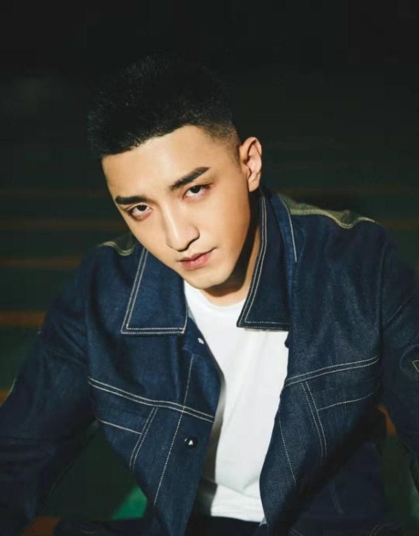 与赵丽颖解约，反手签赵丽颖捧红的男演员，这经纪人手段太高明