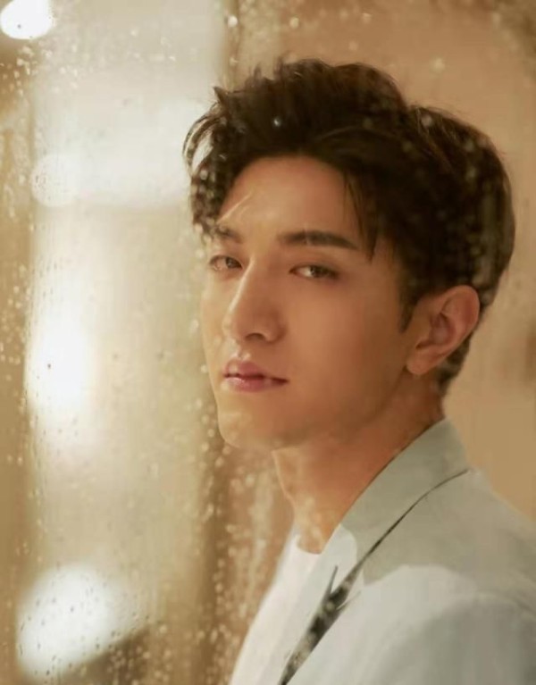 与赵丽颖解约，反手签赵丽颖捧红的男演员，这经纪人手段太高明