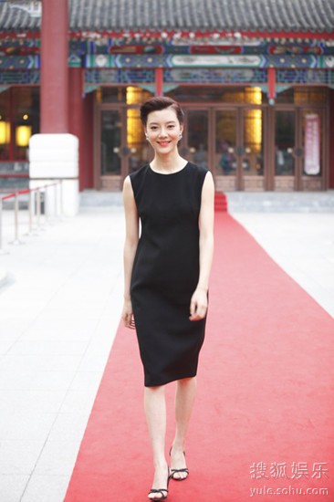 车晓走红毯端庄典雅