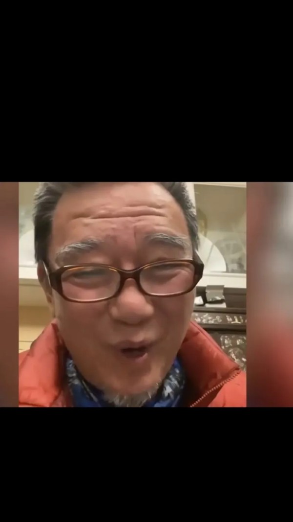 爱生活的饭团nm：著名演员说他被女儿“痛骂”了一顿。事实上，他用两万多茶叶换了邻居家的几个苹果。他还是太贪吃了，应该受到女儿的责骂。
李立群这位老人最近一天看了好几段视频，网友们都很喜欢。几天前李立群向网友们提出了一个问题，为什么在街上没有人或下雨的时候，洒水车总是洒水，这让网友们感叹这位老人有10万个理由。这太有趣了。
不仅是现在，老人还开了另一个玩笑，这意味着他最近一直和邻居一起散步，邻居总是...