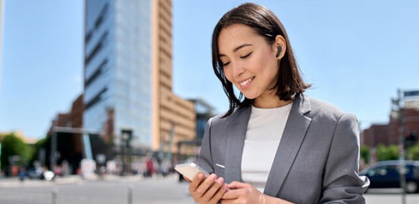 明星同款JBL TOUR PRO2 音乐商务舱：配备智能LCD屏充电仓