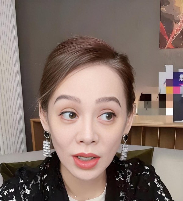 宁静晒了张没修没滤镜的素颜自拍，皱纹眼袋全在，网友：女神老了