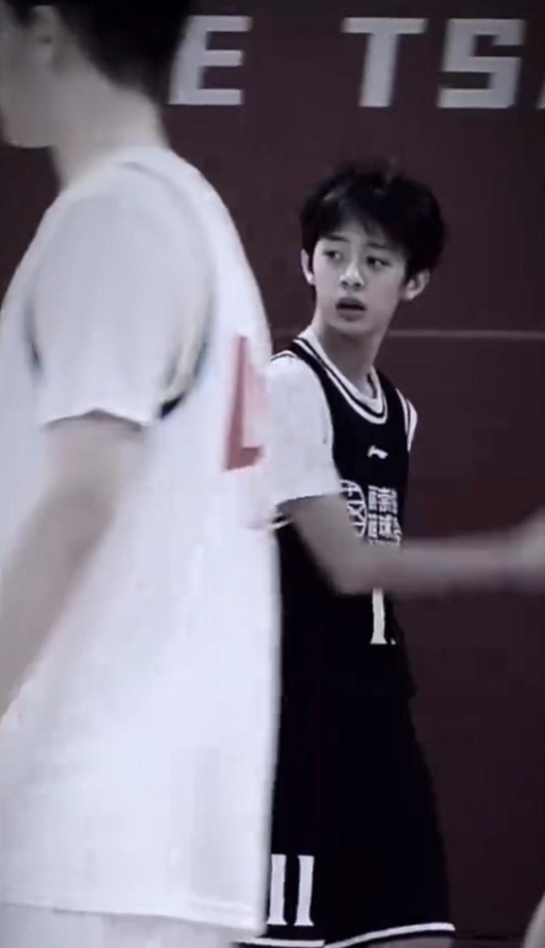 偶遇孙俪儿子,等等帅而自知撩头发好帅,颜值与董洁儿子不相上下