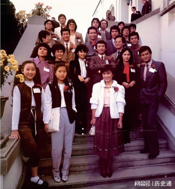 历史彩照:香港八位殿堂级歌手合影,八十年代练气功减肥的胖墩