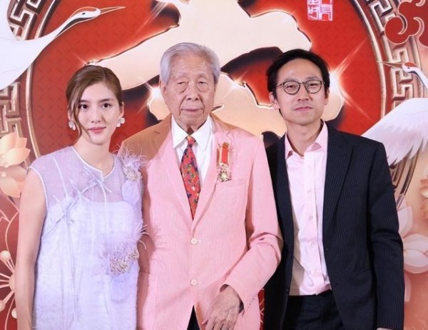 爷爷香港政商元老，爸爸集团老总，老婆是大明星，他才是人生赢家