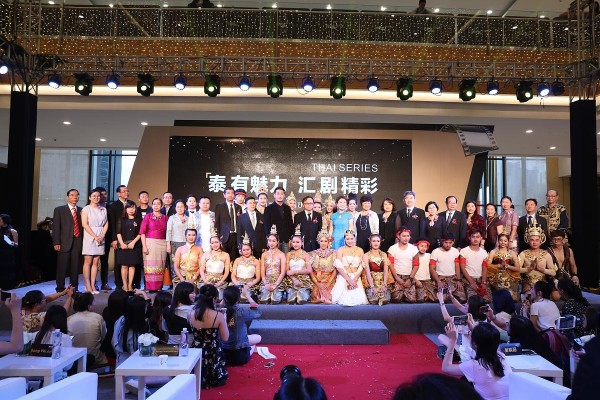 网红与明星的跨界恋情：娱乐圈资源流动的新密码