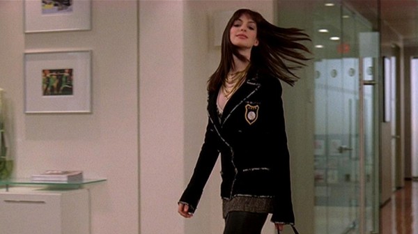 乡下女孩遭同事白眼,一怒下穿最贵名牌上班,打脸全场!