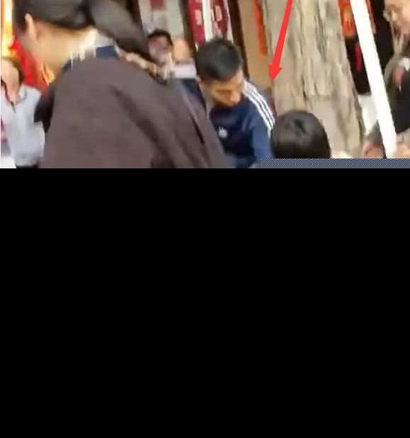 刘德华在片场拍戏,遇到一位残疾粉丝,这个动作太暖心了