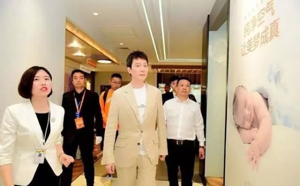 冯绍峰再次现身赚奶粉钱，现学现卖，首谈育儿经，满脸幸福！