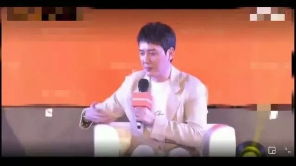 冯绍峰再次现身赚奶粉钱，现学现卖，首谈育儿经，满脸幸福！