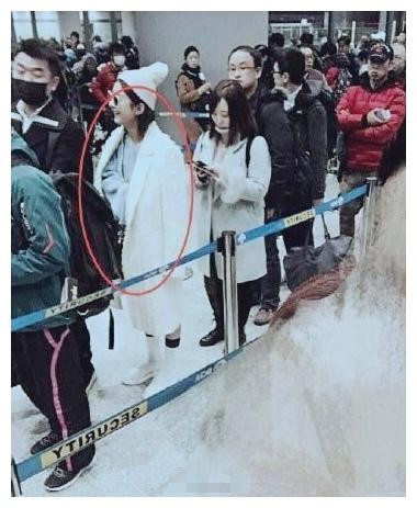 赵丽颖一年挣4亿却还坐经济舱，她的钱到底花到哪里去了？