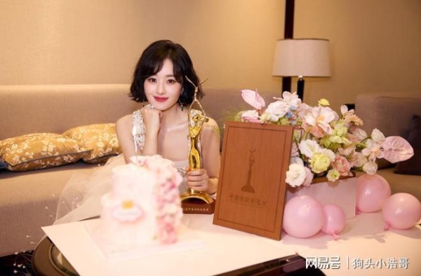 赵丽颖一个月内两封视后，已强势开启事业新篇章，冯绍峰该后悔了