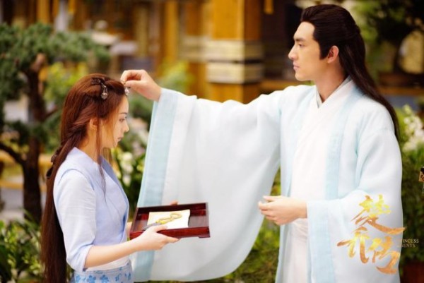 赵丽颖获得年度电视剧女演员荣誉 下台后马上赶回横店拍戏（4）