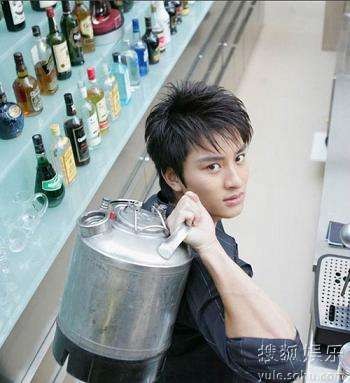 贾乃亮喜事不断 签约华谊领衔《拯救》受关注