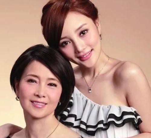 太突然了:李小璐事件再次升级,李小璐妈妈透露贾乃亮的“假面具