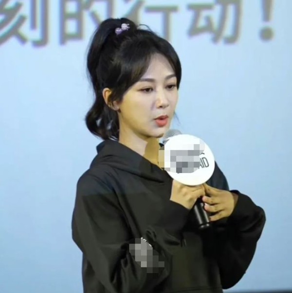 杨紫今日参加公益活动，高马尾造型好元气，给人一种女高既视感。