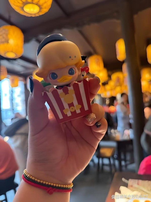 塑料外壳装灵魂？周深泡泡玛特盲盒引爆百亿情感消费