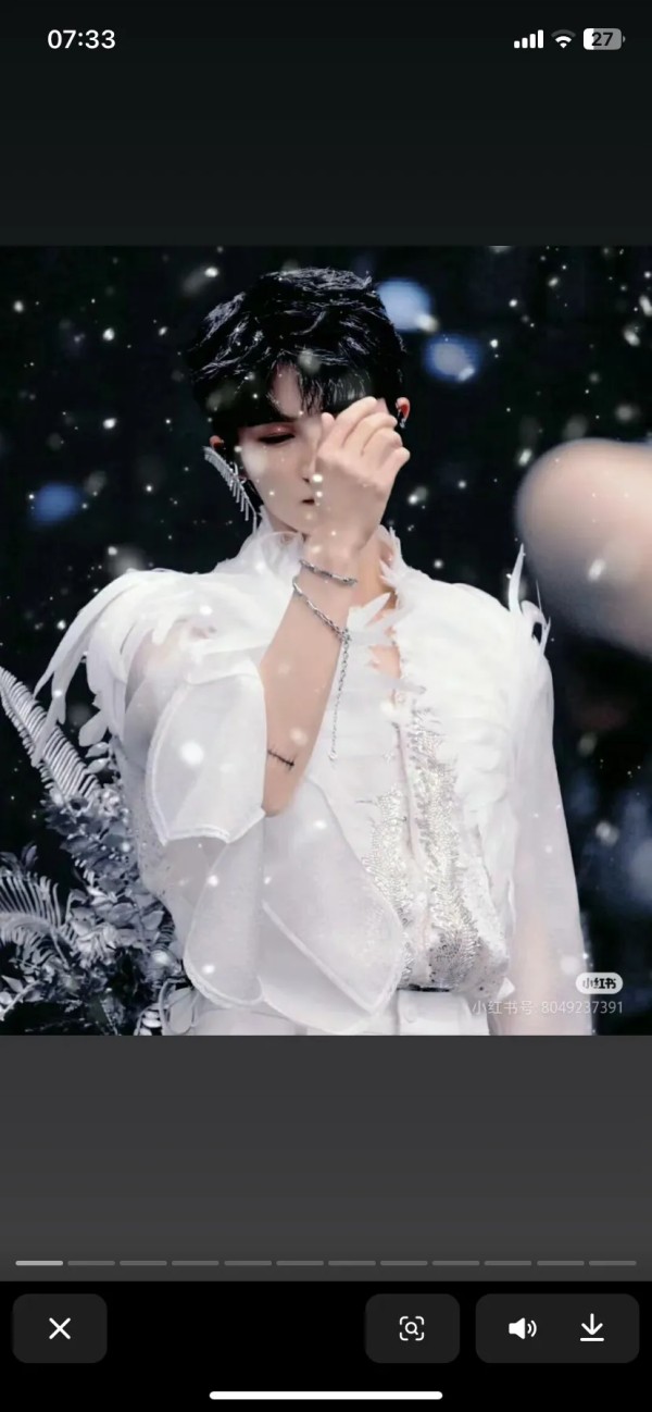 热情9Z6Q：#周深的未来发展潜力如何#


周深作为华语乐坛的顶尖歌手，其未来发展潜力可以从多个维度进行分析，结合近年的市场表现、专业能力、行业资源及国际影响力，他的前景呈现出以下特点：

### 1. **音乐实力的持续突破与多样性**
周深的音乐实力是其核心竞争力。他的音域宽广（横跨三个八度以上）、音色独特（兼具童声的纯净与美声的穿透力），且唱功扎实，尤其在气息控制、咬字清晰度和情感表达上备...