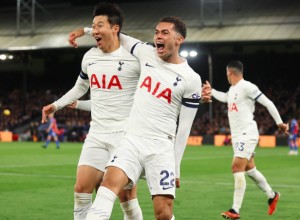 布伦南·约翰逊（右）热刺时期比赛中