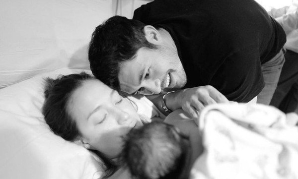 组图：《摘金奇缘》亨利·戈尔丁当爸 喜晒一家三口合照