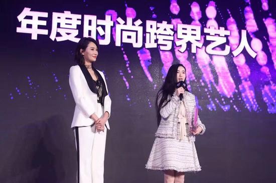 　张辛苑获得“年度时尚跨界艺人”奖项