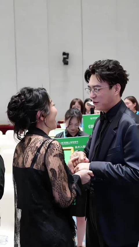 闫妮和靳东出席活动,两人有说有笑的,太般配了