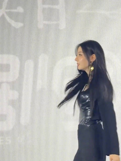 迪丽热巴一转身 好薄的一片 害羞也好美