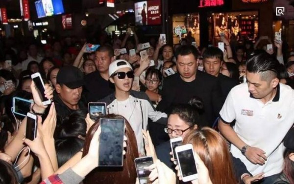 新生代偶像, 黄子韬鹿晗机场拥挤, 另一个冷清到尴尬