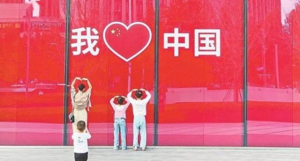 红旗为莎莎代言，释放强大实力，这才是真正的王者风范，过年开车红红火火终于有了专属宣传图，展现品牌魅力与实力-有驾