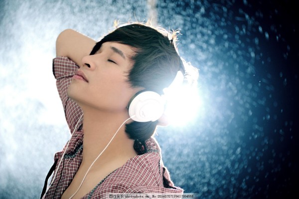 听音乐的男明星偶像图片