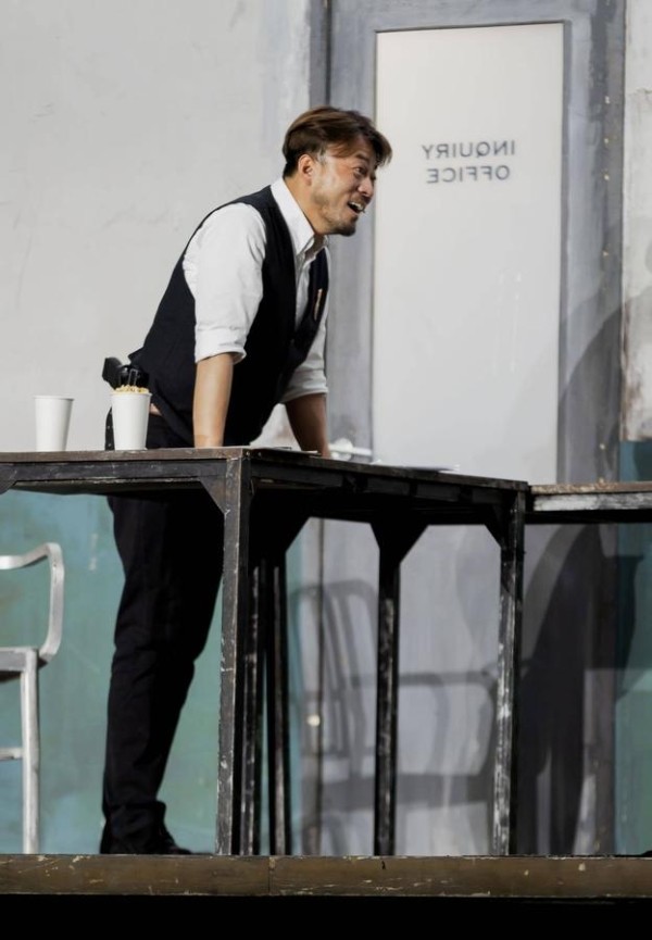 周一围十周年纪念版《枕头人》北京站收官 细腻表演好评不断